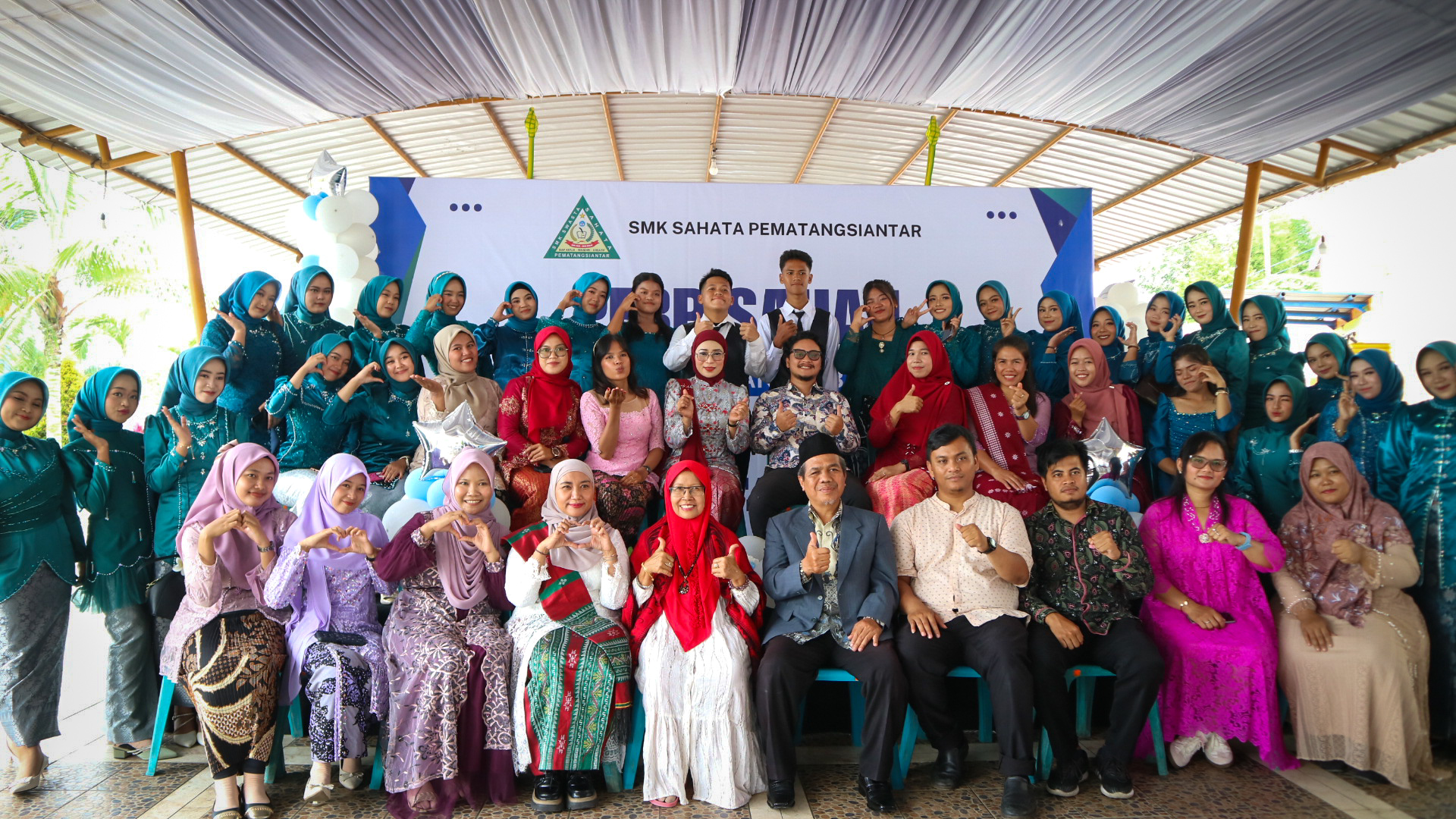Foto bersama Guru dan siswa/i SMK SAHATA Jurusan Farmasi