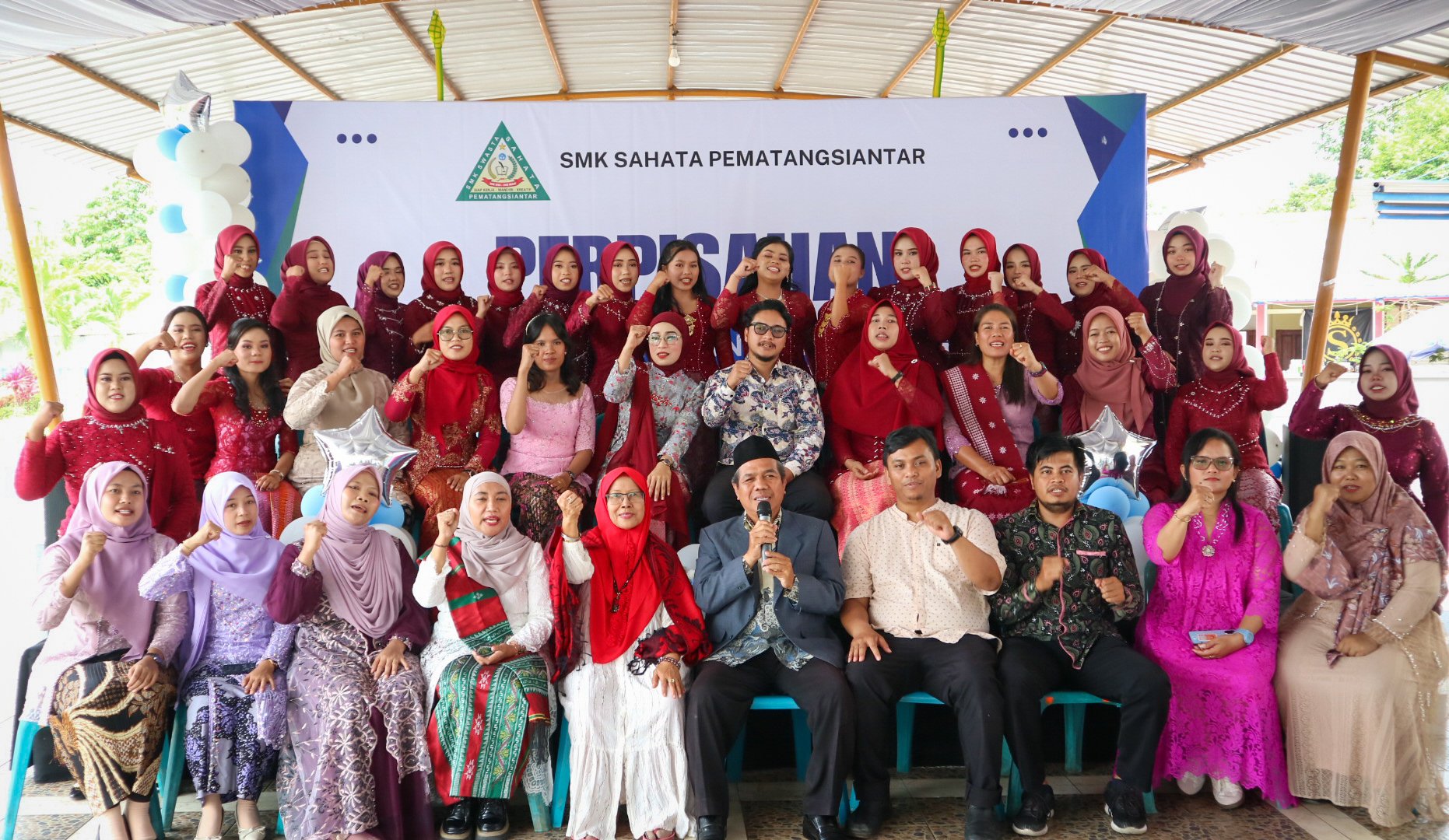 Foto bersama Guru dan siswa/i SMK SAHATA Jurusan Keperawatan